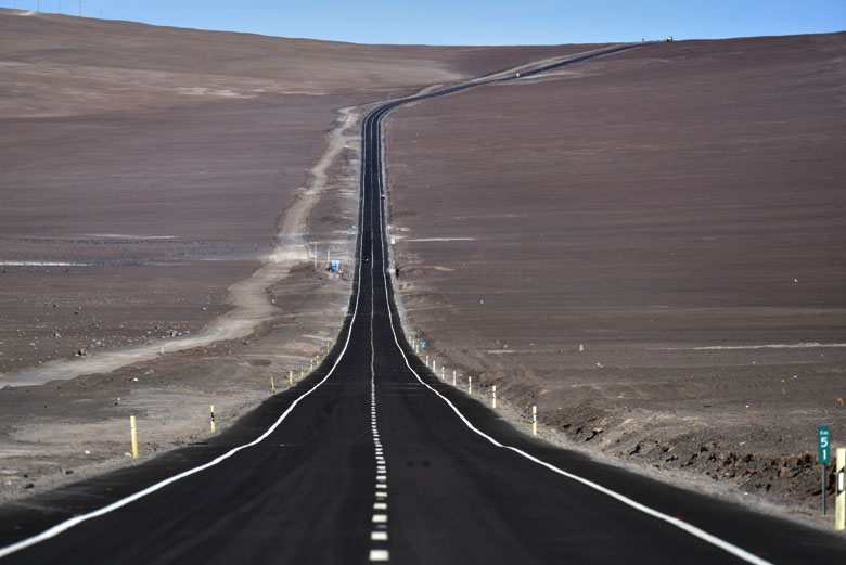 La route qui monte vers l'observatoire de Paranal