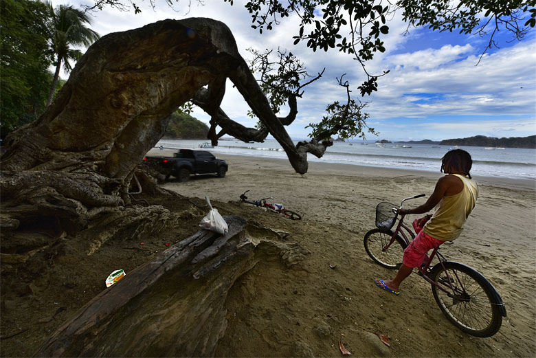 Sur la plage : gros 4x4 tout neuf ou vélo hors d'âge