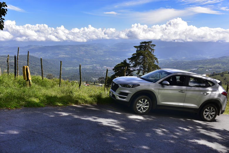 4x4 climatisé sur route goudronnée