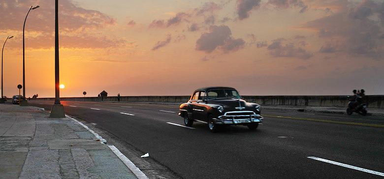 Coucher de soleil au bord du Malecon à la Havane