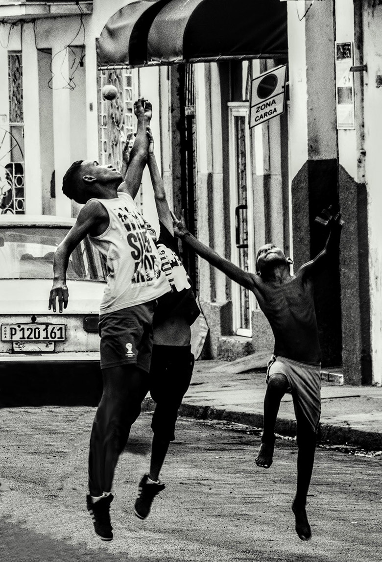 Base-ball dans la rue