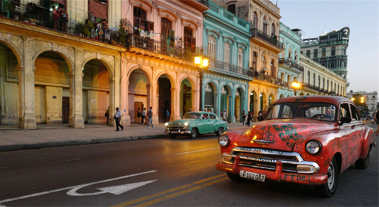 Voiture couverte de graffitis à la gloire de Fidel