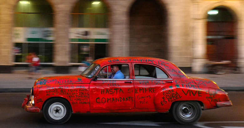 Voiture couverte de graffitis à la gloire de Fidel
