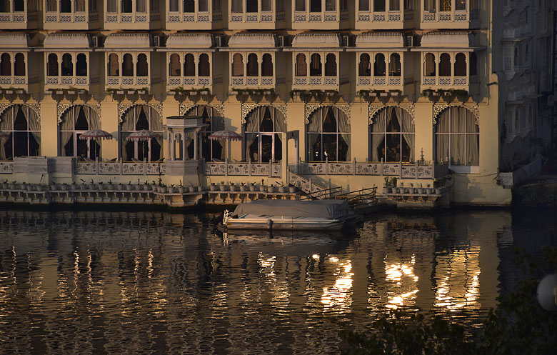 Lac Pichola à Udaipur, soleil levant