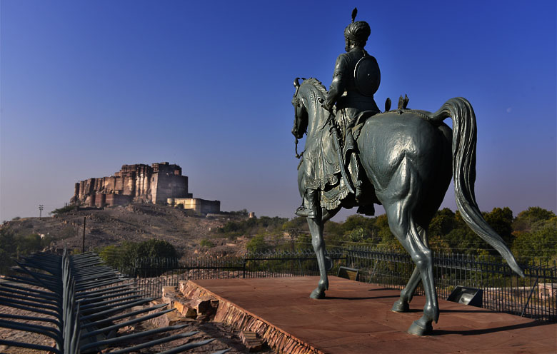 En regardant le Mehrangarh