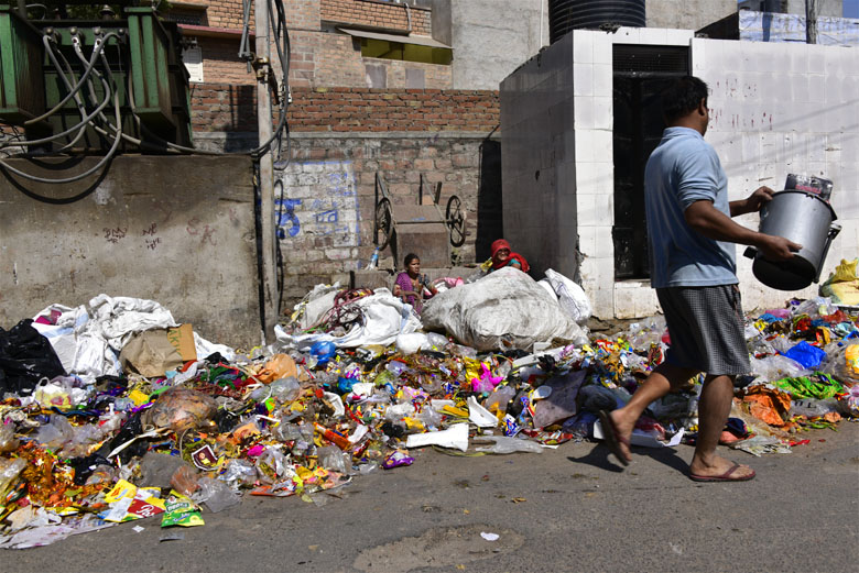 Poubelles dans une rue du centre de Jodhpur
