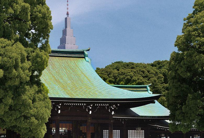 Qui résistera mieux au prochain séisme ? La tour en béton, ou le temple en bois ?
