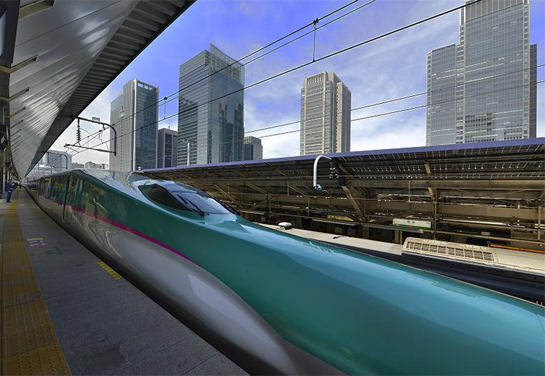 Ligne Tōhoku : shinkansen E5 en gare de Tōkyō