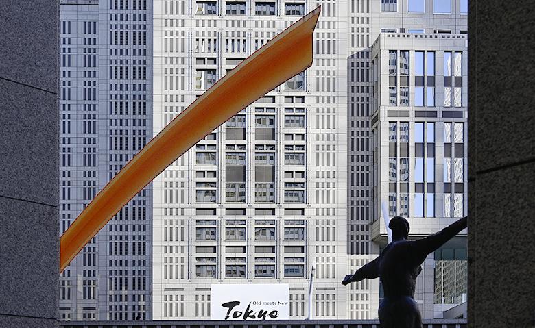 Le ''monde civilisé'' devant le Tōcho (Tōkyō-to-Chōsha), la mairie de Tōkyō