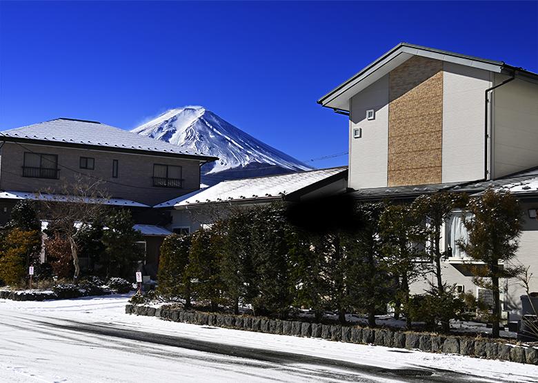 Au coin d'une rue de Fujiyoshida : le mont Fuji