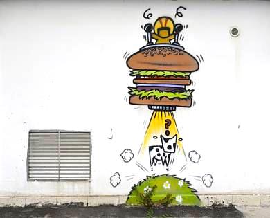 Gouzou pilotant cheeseburger