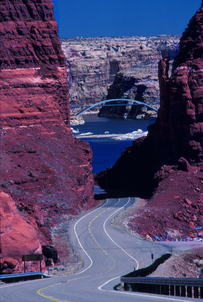 Highway UT-95 descendant vers le Lake Powell
