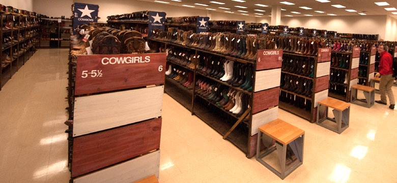 Centre commercial, rayon ''bottes''